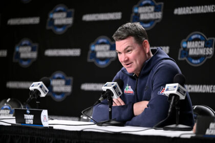 Arizona coach Tommy Lloyd shuts down North Carolina question