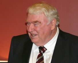 Former Raiders center Robbins dies at age 52