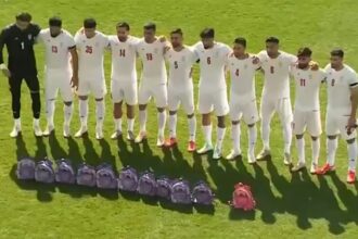 Iran footballers pay tribute to victims of school strike
