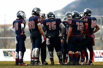 Virat Kohli, Anushka Sharma exchange flying kisses after RCB's opener