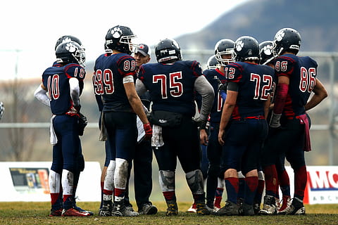 Virat Kohli, Anushka Sharma exchange flying kisses after RCB's opener