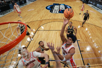Arizona cuts down nets, reaches Final Four for first time since 2001