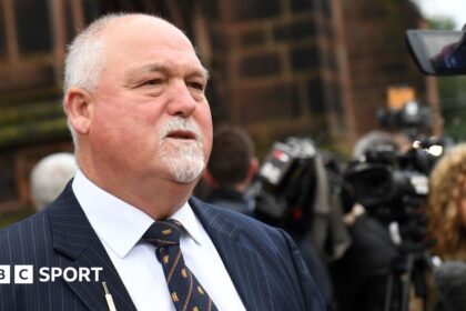 Gatting leads group asking Middlesex chair to resign
