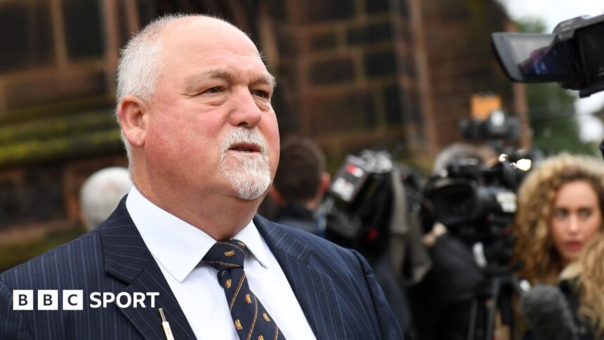 Gatting leads group asking Middlesex chair to resign