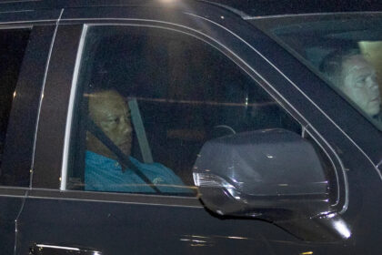 Tiger Woods told police he was looking at his phone before crash, per affidavit