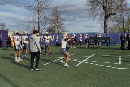 Freshmen physicality stands out in Washington's first spring practice