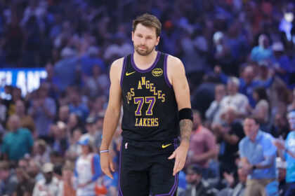 Luka Dončić exits with hamstring injury in disastrous night for Lakers vs. Thunder