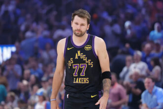 Lakers' Luka Doncic leaves game after apparent hamstring injury, does not return to court