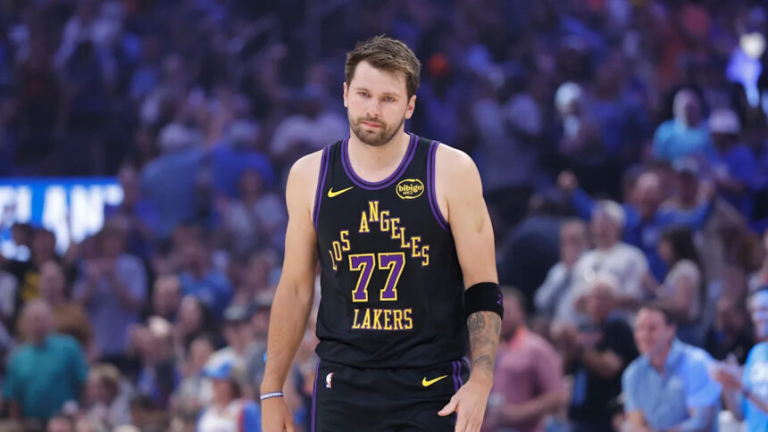 Lakers' Luka Doncic leaves game after apparent hamstring injury, does not return to court
