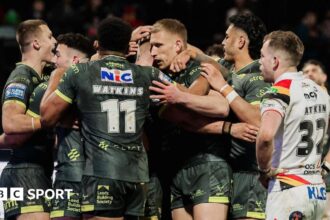 Leeds beat Bradford to go top of Super League