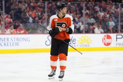 Flyers inch near playoff position with dominant win over Islanders