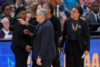 What did Geno Auriemma say to Dawn Staley? Final Four fracas, explained