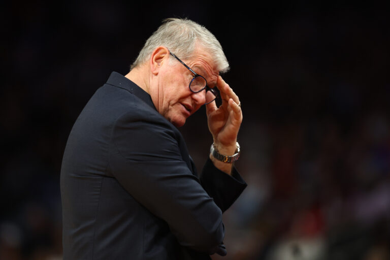Geno Auriemma apologizes for unacceptable Final Four meltdown