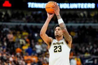 Yaxel Lendeborg injury updates: Michigan star hobbles to locker room after hurting ankle, knee in Fi