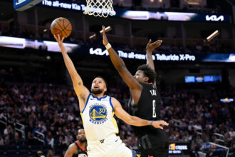 Stephen Curry drops 29 points in return from knee injury as Warriors fall to Rockets