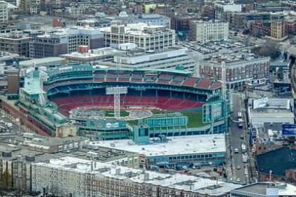 Soaring Brewers, struggling Red Sox to clash in Boston