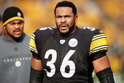 Steelers legend says quiet part out loud about Aaron Rodgers waiting game