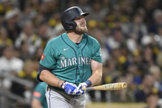Padres rally with 5 runs in 9th to beat Mariners, extend win streak