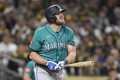 Padres rally with 5 runs in 9th to beat Mariners, extend win streak