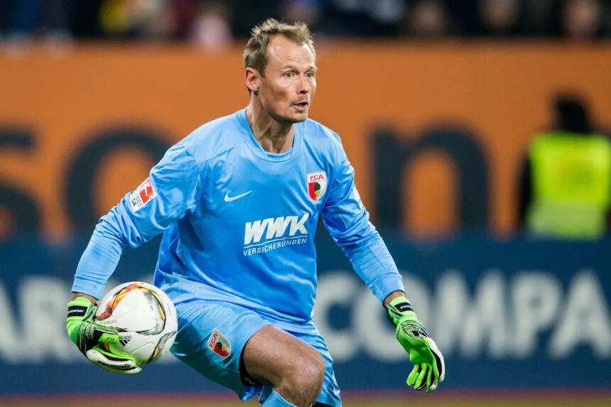 Ex-Arsenal and Juventus goalkeeper Alex Manninger dies after his car was hit by a train