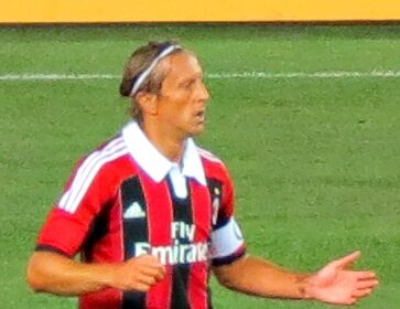 Trout unleashes HR barrage at Yankee Stadium