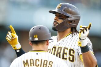 Padres Stay Red-Hot, Sweep Mariners for Eighth Straight Win