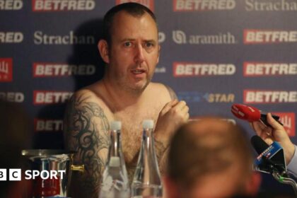 'I'd run the M4 naked' - Williams targets snooker history