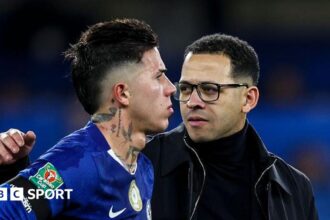 Fernandez back to face Man Utd but Chelsea's problems remain