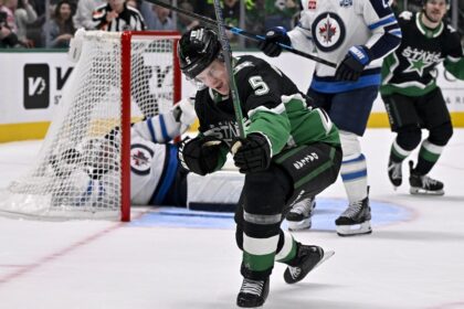 Stars D Nils Lundkvist signs 2-year, $3.5M extension