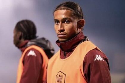 Dos Santos signs first contract after bar fire