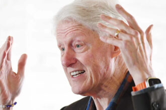 Bill Clinton crashes Cowboys' pre-draft news conference