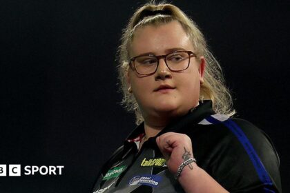 Greaves becomes first female PDC title winner