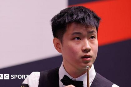 Zhao lets early lead slip as Murphy fights back