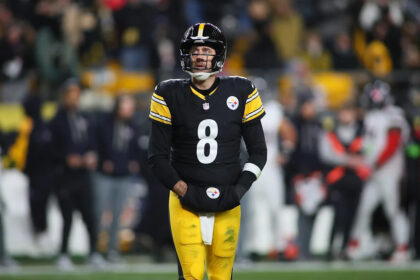 Steelers place rare contract tender on Aaron Rodgers. What to know