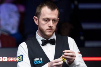 Allen beats Hawkins to reach Worlds last four