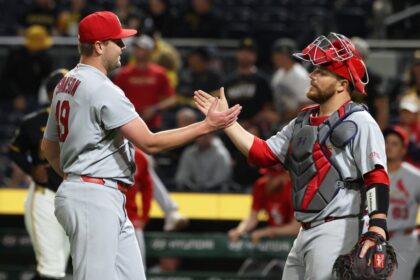 Fresh off offensive outburst, Cards vie for series win vs. Pirates