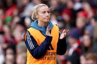 Arsenal defender Williamson signs new deal