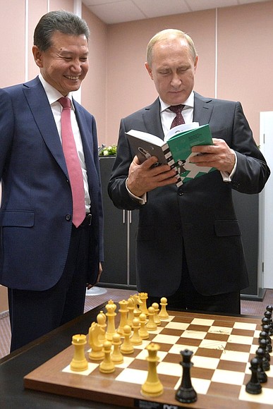 Wu holds overnight lead over Murphy in World Championship final