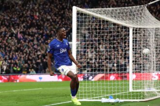 Everton star shares message with Arsenal fans after Manchester City goals