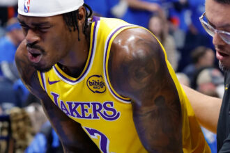 Lakers' Jarred Vanderbilt suffers gruesome pinky dislocation, expected to miss time