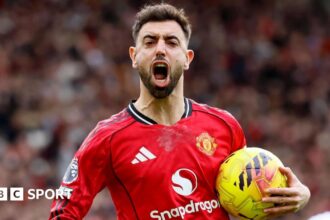 Man Utd's Fernandes wins Football Writers' men's award