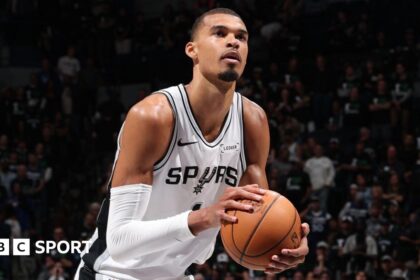Spurs and Knicks win on road in Conference semis