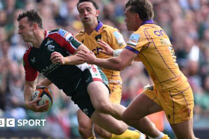 Leicester score six tries to beat leaders Northampton