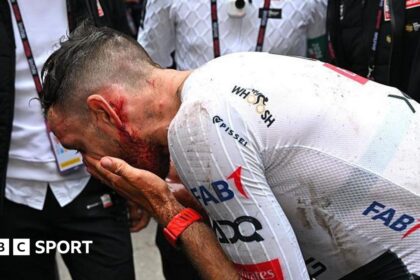 Yates loses nearly 14 minutes after 20-rider Giro crash