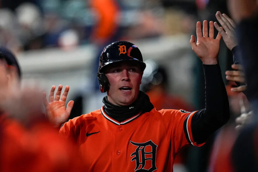 Kerry Carpenter exits game after shoulder slams into wall on misplay