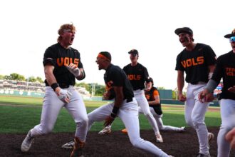 No. 4 Texas drops series with 14-9 loss to Tennessee