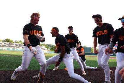No. 4 Texas drops series with 14-9 loss to Tennessee