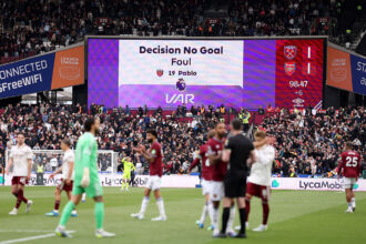😳 Arsenal helped by VAR? Total uproar, West Ham and fans furious 🤬