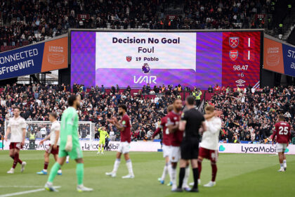 😳 Arsenal helped by VAR? Total uproar, West Ham and fans furious 🤬