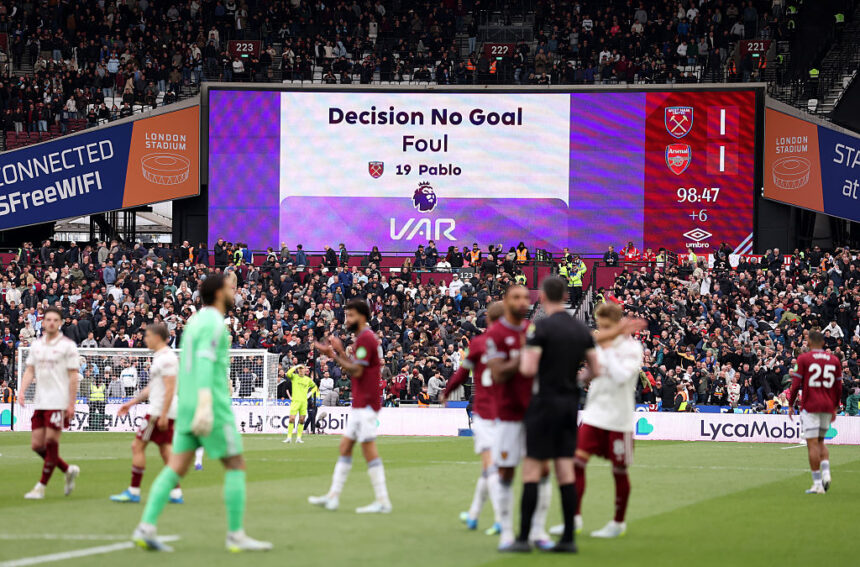 😳 Arsenal helped by VAR? Total uproar, West Ham and fans furious 🤬